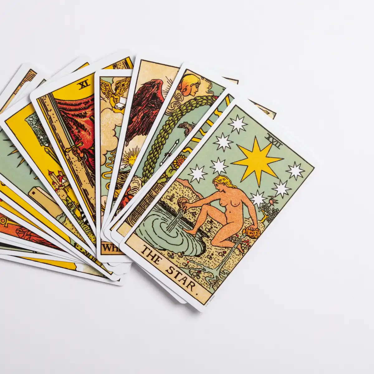 Quelques cartes du Tarot de Marseille sont présentés en éventail