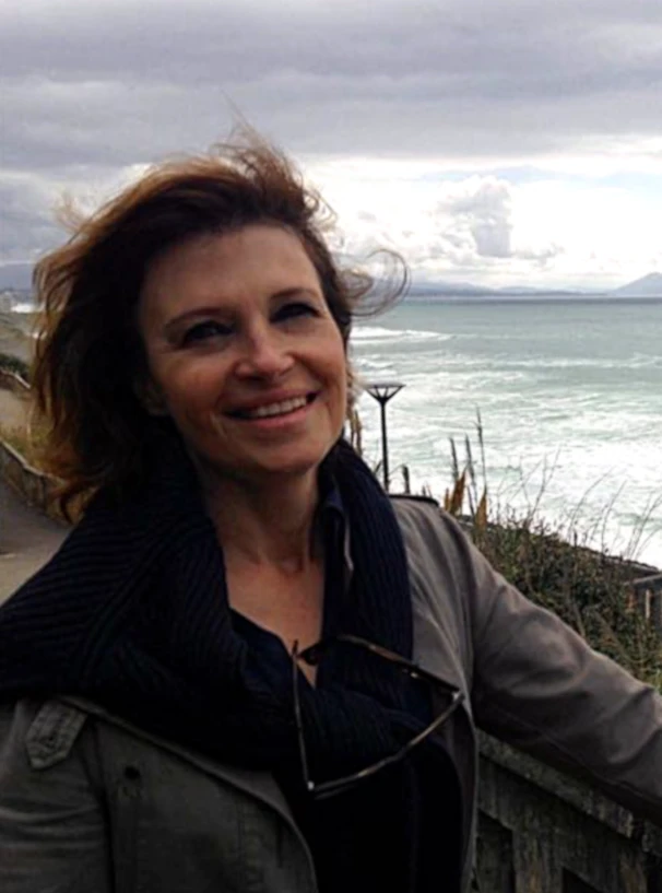 Pascale Perreau souriante au bord de l'océan